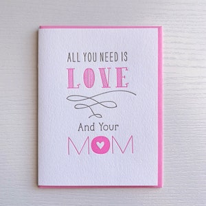 Carte de fête des mères. Carte-cadeau fête des mères pour maman. Carte typographique pour maman. Vous n'avez besoin que d'amour et de votre mère.