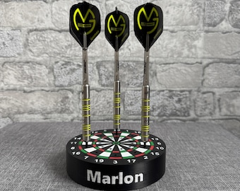 Dart Ständer personalisierbar mit Name | Geschenk | Dartpfeilhalter für 20 Darts | Darthalter | Dartscheibe modern | Geburtstag | 3D Druck
