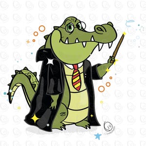 Può includere: Illustrazione a cartoni animati di un alligatore verde con occhiali, una veste nera e una cravatta a righe rosse e gialle. L'alligatore tiene in mano una bacchetta e sembra lanciare un incantesimo, con stelle e scintille intorno.
