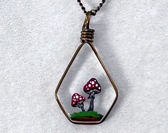 Collar de setas: joyería de setas de vidrio, pintadas a mano, con esmalte y estilo cottagecore.