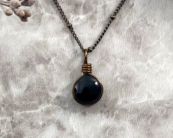 Collana con pendente a goccia nera: vetro artistico avvolto in filo di ottone anticato, stile gotico