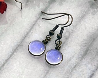 Ohrringe in Tropfenform aus hellviolettem Glas: Vintage-Stil, antikisiertes Messing, von der Natur inspiriert