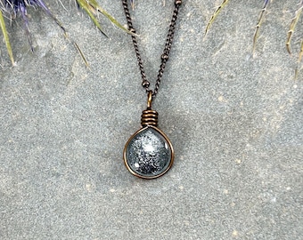 Collana con ciondolo a goccia grigia in vetro artistico fatto a mano: gioielli gotici in ottone anticato