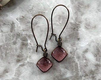 Helles Pflaumen-Lila Glas-Ohrringe: Vintage-Stil zierliche Herbst-Schmuck