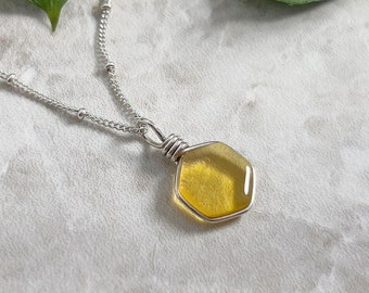 Elegant honungskakehalsband: Smycken i sterlingsilver med bitema, handgjort glas