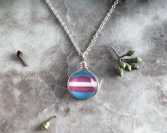 Collar con la bandera transgénero: joyería de orgullo de vidrio hecha a mano, cadena de plata esterlina