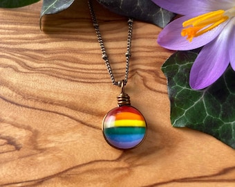 Collar arcoíris: joyería LGBTQ+, colgante de cristal hecho a mano, latón estilo vintage.