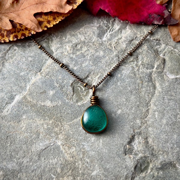 Emerald Green Teardrop Fall Jewelry, Nature Inspired Hippie Necklace, Antiqued Brass Vintage Style Emerald Charm, Minimalist Necklace