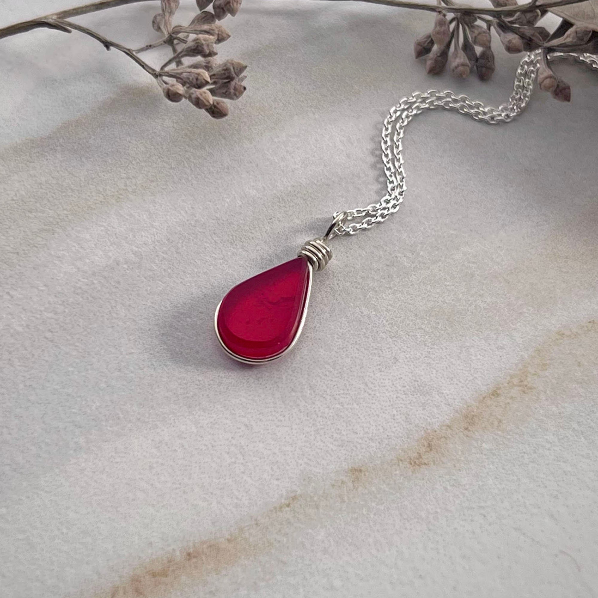 Collana Teschio Glitter Rosso &ndash; Acciaio Inox, Ciondolo Labbra, Amore Tossico