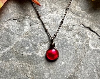 Collar de lágrima de cristal rojo sangre fresca de Valloween: joyería gótica de vampiros