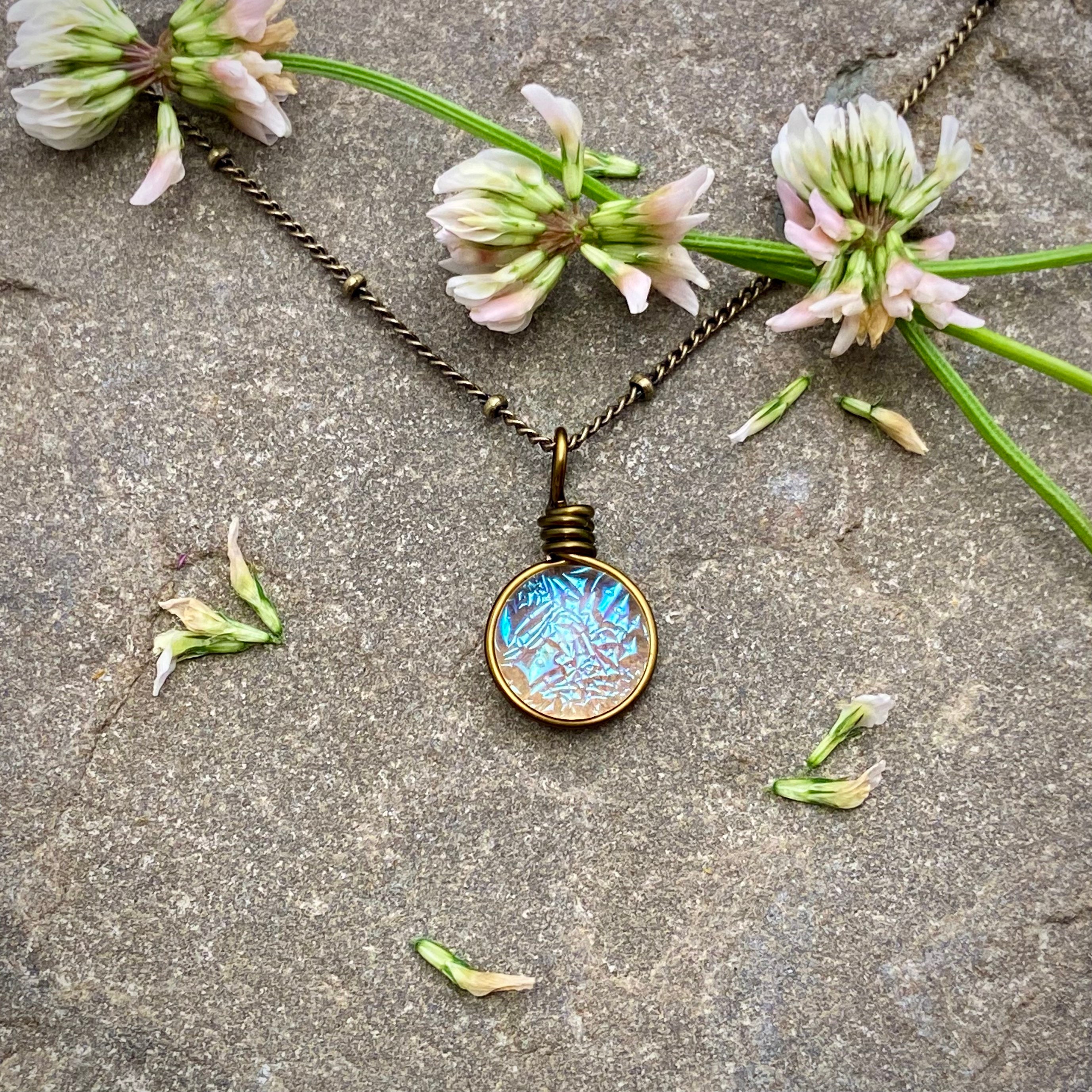 Collar de polvo de hadas: vidrio melocotón iridiscente, estilo bosque  caprichoso, - Etsy México, image size:2754x2754