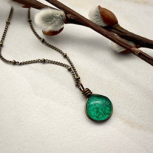 Earthycore Cottage Smaragdgrün Teardrop Anhänger Halskette Minimalist Style Boho Schmuck, Dark Academia Green Halskette für Frauen