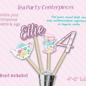 Pu&ograve; includere: Tre centrotavola per una festa del t&egrave; con un design floreale rosa e blu. I centrotavola presentano una teiera, una pila di tazze da t&egrave; e il numero "4". I centrotavola sono larghi da 4 a 6 pollici.  "Ellie" &egrave; scritto in rosa su uno dei centrotavola.