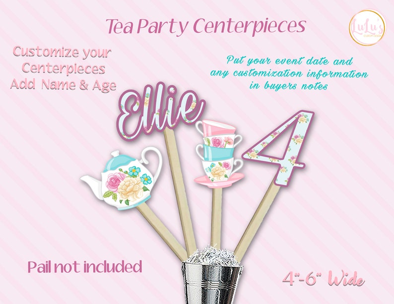 Pu&ograve; includere: Tre centrotavola per una festa del t&egrave; con un design floreale rosa e blu. I centrotavola presentano una teiera, una pila di tazze da t&egrave; e il numero "4". I centrotavola sono larghi da 4 a 6 pollici.  "Ellie" &egrave; scritto in rosa su uno dei centrotavola.