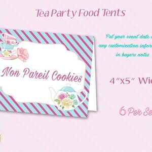 Pu&ograve; includere: Un set di sei carte per tende alimentari a strisce blu-verde e rosa con un design a tazza da t&egrave; e teiera. Il testo sulla carta recita "Non Pareil Cookies". Le carte misurano 10,16 cm per 12,7 cm di larghezza.