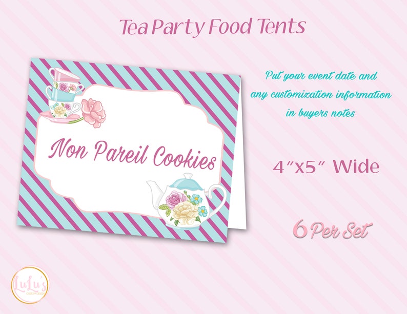 Pu&ograve; includere: Un set di sei carte per tende alimentari a strisce blu-verde e rosa con un design a tazza da t&egrave; e teiera. Il testo sulla carta recita "Non Pareil Cookies". Le carte misurano 10,16 cm per 12,7 cm di larghezza.