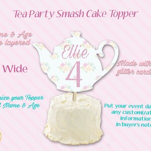 Pu&ograve; includere: Un topper per torta a forma di teiera rosa e bianca con il nome "Ellie" e il numero "4" su di esso. Il topper &egrave; realizzato in cartoncino glitterato e misura 10 cm di larghezza.