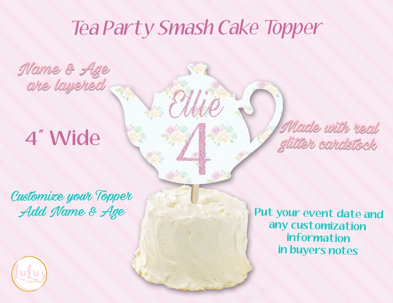 Pu&ograve; includere: Un topper per torta a forma di teiera rosa e bianca con il nome "Ellie" e il numero "4" su di esso. Il topper &egrave; realizzato in cartoncino glitterato e misura 10 cm di larghezza.