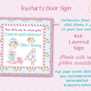 Pu&ograve; includere: Un cartello per la porta di una festa del t&egrave; blu-verde e rosa con un'illustrazione di una tazza da t&egrave; e una teiera. Il cartello dice "There will be cake, tea and fun galore! Come in and celebrate! Ellie's turning 4".