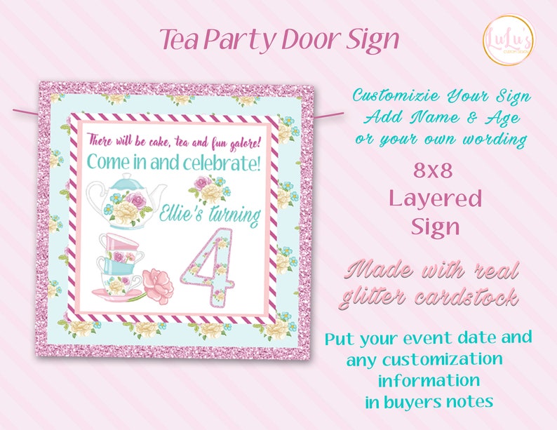Pu&ograve; includere: Un cartello per la porta di una festa del t&egrave; blu-verde e rosa con un'illustrazione di una tazza da t&egrave; e una teiera. Il cartello dice "There will be cake, tea and fun galore! Come in and celebrate! Ellie's turning 4".