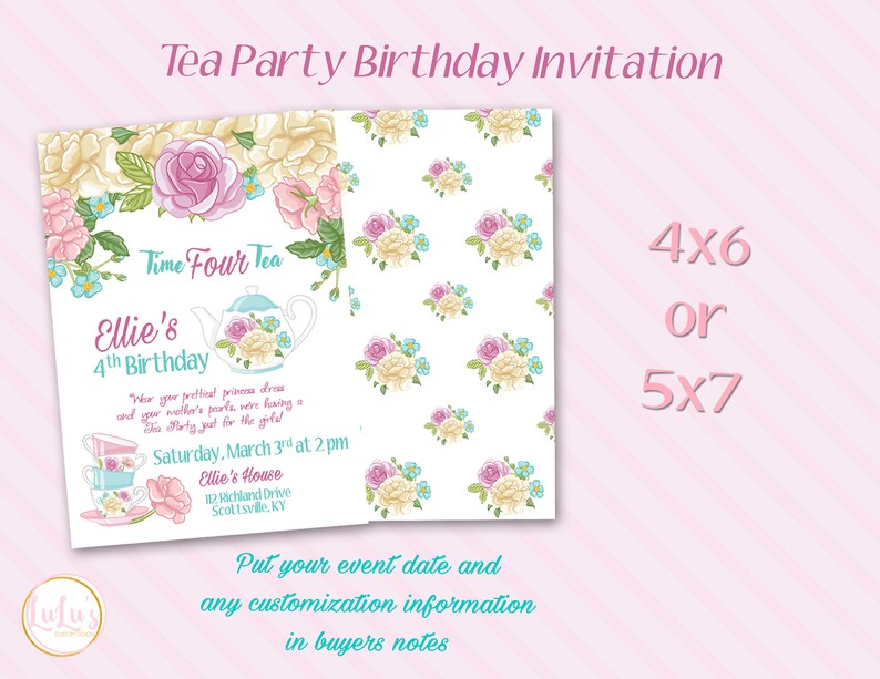 Pu&ograve; includere: Un invito a una festa di compleanno a tema t&egrave; rosa e bianco con un motivo floreale. L'invito dice "Time Four Tea Ellie's 4th Birthday" e include i dettagli della festa, tra cui la data, l'ora e il luogo. L'invito &egrave; disponibile in due dimensioni: 4x6 o 5x7 pollici.