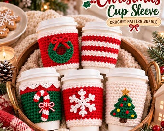 Pode incluir: Cinco copos descartáveis brancos com mangas de crochê com designs de Natal, incluindo uma guirlanda verde, listras vermelhas e brancas, uma bengala doce, um floco de neve branco e uma árvore de Natal decorada. Texto: Christmas Cup Sleeve.