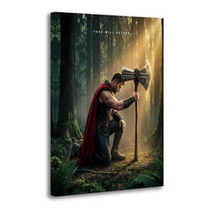 Op de afbeelding: Een canvas print toont een knielende figuur in een bos, met een grote bijl. De figuur draagt een rode cape en zwarte bepantsering. De tekst "THOR WILL RETURN" staat bovenaan. Zonnestralen schijnen door de bomen.