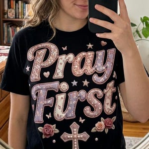 以下が含まれることがあります： クリーム色、ライトグレー、ダークグレーの3色の、つや消し仕上げのセラミックマグのセット。各マグはシンプルでモダンなデザインで、丸みを帯びたハンドルが付いています。マグは積み重ねられています。