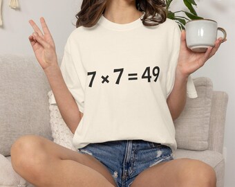 7×7 = 49 9×9 = 81 Camiseta con ecuación matemática personalizada - Camiseta de tendencia viral de TikTok, estética minimalista, camiseta con cita matemática personalizada