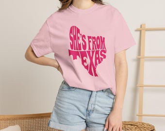 Camiseta "Ella es de Texas" | Silueta del estado de Texas, tipografía retro rosa