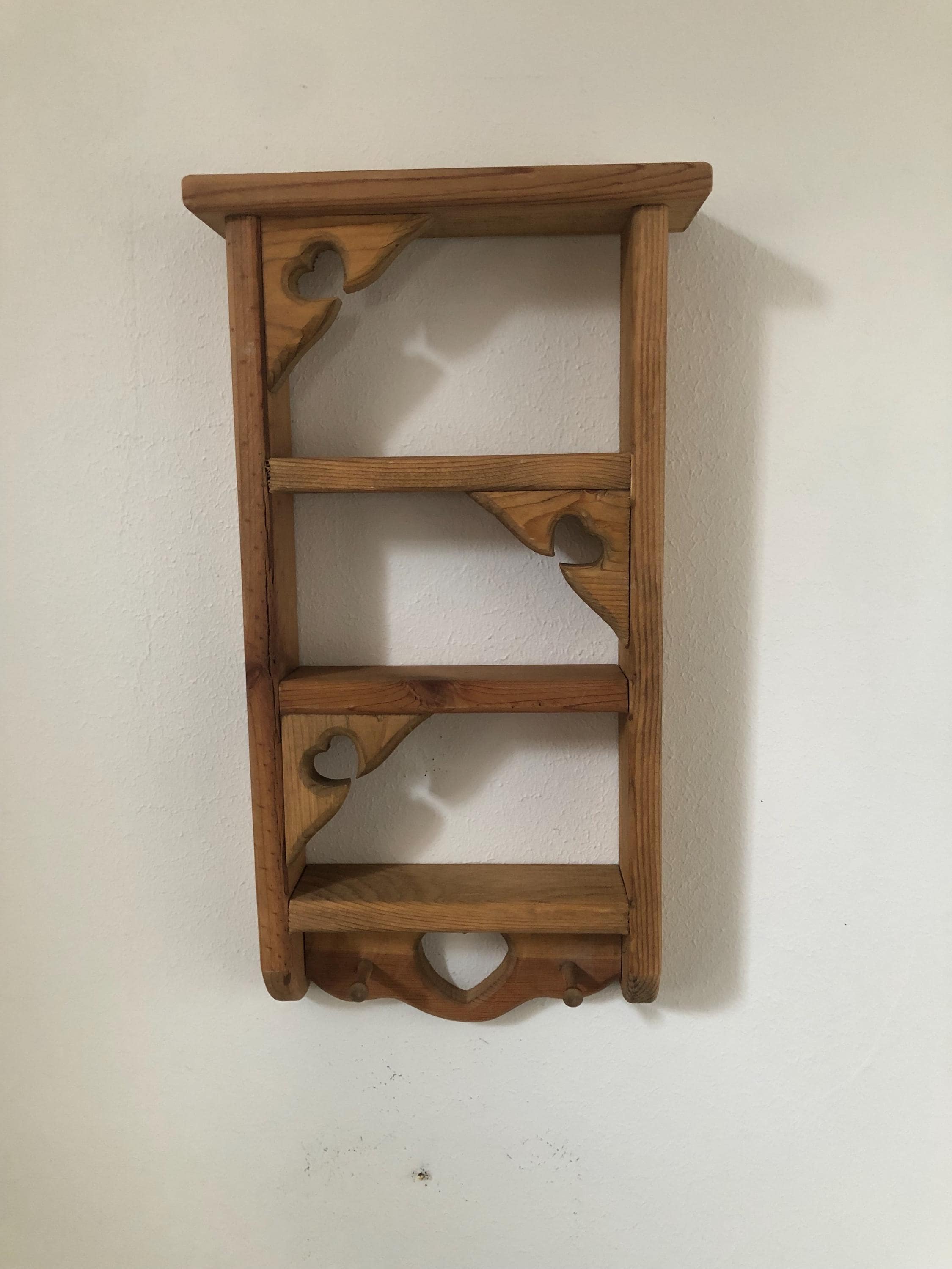 ハート型カットアウト付き木製シェルフ Heart Cut Out Shelf - Etsy