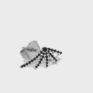 Op de afbeelding: Zilveren oorbel met een vleermuisvleugelontwerp. De vleugel is versierd met kleine, zwarte edelstenen. De oorbel heeft een pin en een sluiting. Het ontwerp is gedetailleerd en modern.