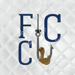 Puede incluir: Diseño bordado en azul marino con las letras "FC", un anzuelo y un gusano. El diseño está sobre un fondo blanco acolchado con el texto "May Sundrop" repetido en diagonal.