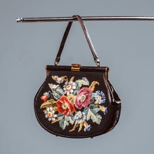 Bolso de mano vintage de los años 50 con tapiz floral / Monedero francés de punto petit point / Estilo de mediados de siglo