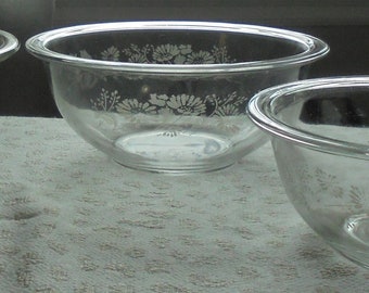 Three Vintage Nesting Pyrex Colonial Mist Mixing Bowls