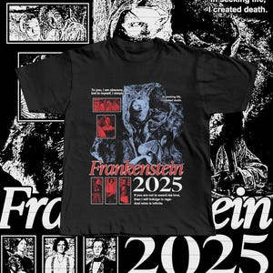 Puede incluir: Camiseta negra con un diseño gráfico inspirado en Frankenstein. El diseño incluye el texto "Frankenstein 2025" en rojo y blanco, junto con ilustraciones y citas. La camiseta tiene cuello redondo y mangas cortas.