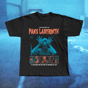 Puede incluir: Una taza de cerámica blanca con un asa negra y el texto "But First, Coffee" en negrita negra. La taza se encuentra sobre un fondo borroso, sugiriendo un ambiente acogedor.