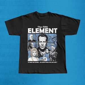 Op de afbeelding: Zwart T-shirt met een afbeelding uit de film "The Fifth Element". Het ontwerp bevat de filmtitel, portretten van personages en de quote "IT MUST BE FOUND... OR EVERYTHING WILL BE LOST." Het shirt staat op een blauwe achtergrond.