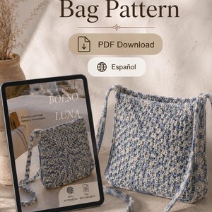 Puede incluir: Un patrón de bolso a crochet en descarga PDF con el texto Crochet Bag Pattern, PDF Download, Español y Bolso Luna. Una tableta muestra la portada del patrón, mientras que un bolso de hombro tejido en azul y blanco se sitúa al lado.