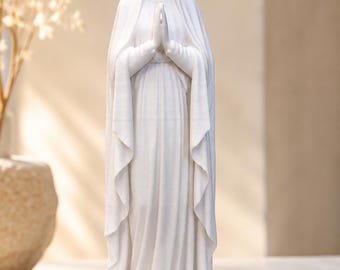 Estatua de la Virgen María de la Serenidad – Virgen en oración, escultura religiosa y espiritual