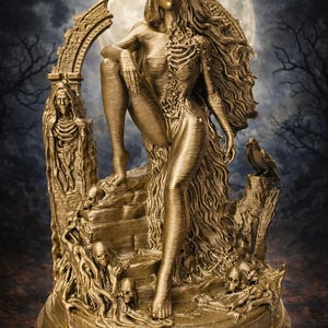 Peut inclure: Statue dorée d'une femme avec des bois de cerf, à moitié squelettique, assise sur une structure rocheuse. La statue est ornée de crânes, d'un corbeau et d'une arche, le tout devant une pleine lune et un fond sombre.