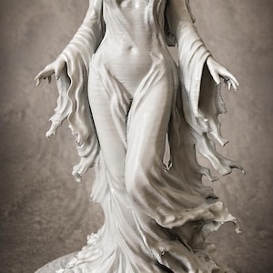 Könnte beinhalten: Eine weiße Skulptur einer Frau in einem fließenden Kleid, Arme ausgestreckt. Die Figur hat langes Haar und steht auf einem runden Sockel. Die Skulptur ist detailliert mit Falten und Texturen.