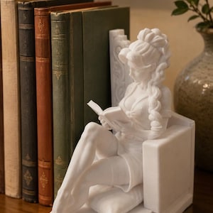 Serre-livres La Lectrice au fauteuil – Paire sculpturale, décoration de bibliothèque et cadeau pour lectrice