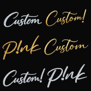 Op de afbeelding: Zwarte achtergrond met de woorden "Custom" en "Pink" in verschillende metallic kleuren. De tekst is in een cursief lettertype met glittereffecten, waaronder zilver en goud.