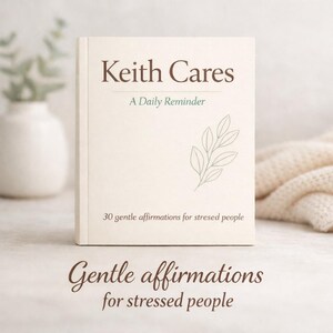 以下が含まれることがあります： 「Keith Cares: A Daily Reminder」というタイトルのクリーム色の本。テキストは「30 gentle affirmations for stressed people」です。表紙には茶色のテキストと葉のイラストが描かれています。「Gentle affirmations for stressed people」という言葉が下にあります。