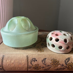 Vintage Flower Frogs Green Glass Floral Frog Pin Frog Pastel Ceramic Flower Frog Industrial Display-Cabinet of Curiosities Photo Holder immagine 2