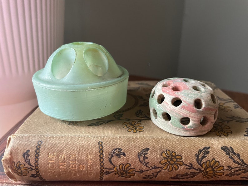 Vintage Flower Frogs Green Glass Floral Frog Pin Frog Pastel Ceramic Flower Frog Industrial Display-Cabinet of Curiosities Photo Holder immagine 2