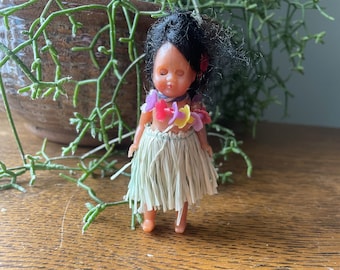 Vintage Hawaiian Hula Dancer Doll w/ Plastic Flower Lei- Black Hair- Grass Skirt- Vintage Tropical Doll