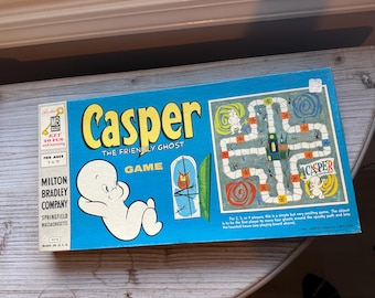 Puede incluir: Juego de mesa vintage de Casper el Fantasma Amistoso en una caja azul. La caja presenta el título "Casper" en amarillo, junto con una ilustración de Casper y el tablero de juego. Fabricado por Milton Bradley Company.