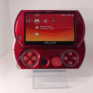 Puede incluir: Un juego de tres tazas de cerámica con un acabado moteado y mate. Cada taza presenta un color diferente: azul claro, crema y gris. Las tazas tienen un diseño simple y moderno y un asa cómoda.